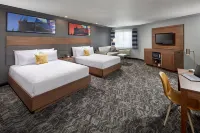 Studio Inn & Suites at Promenade Downey - piscina
