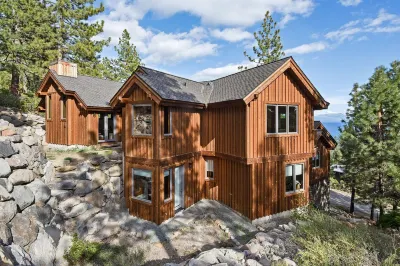 Luxury Mountain Chalet Deck w/ BBQ & Lake Views