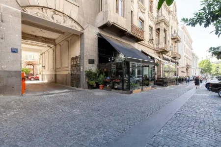 Freedom Square Studios Отели рядом с достопримечательностью «Памятник  Церетели и Чавчавадзе»