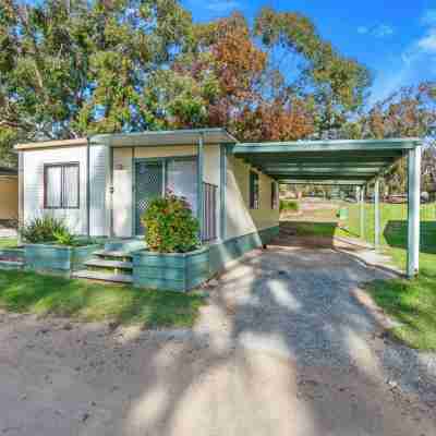 Lake Hume Holiday Park Hotel Exterior