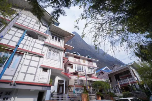 Udaan Tashi Gakhil Resort Hotels in Lachung