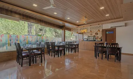 Treebo Seven Olives Отели рядом с достопримечательностью «Paras Dham Temple»