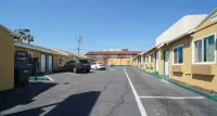 Signal Hill Motel Beach Motel - parking
