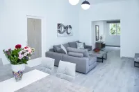 Sunny and Minimal Apt in Glyfada with 3 Bdrm