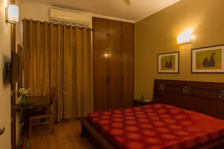Woodpecker Apartments Hauz Khas Отели рядом со станцией Moolchand
