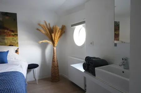 Hotel Restaurant Brasserie Feestzaal Ahoi, Kortrijk Отели в г. Кортрейк