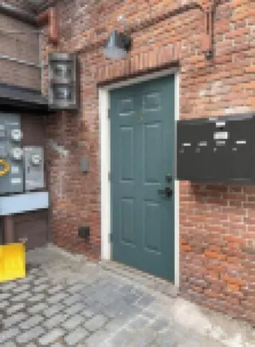 New Modern Studio- Hop Skip & Jump to Waterfront