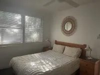 MANLYS FINEST LOCATION SO CLOSE TO BEACH SHOPS AND FERRY