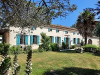 Gîte Lavande. Prachtig Gerestaureerde Gite met Verwarmd Zwembad in de Charente 셍발리에 호텔