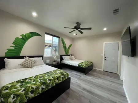 Charming 3-bedroom house Tropical theme delightful Garden Grove Отели рядом с достопримечательностью «Университет Стантон»