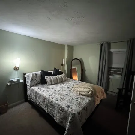 1 bed/ba lakeside cottage, large deck, west side of Seneca Lake. Pet Friendly!