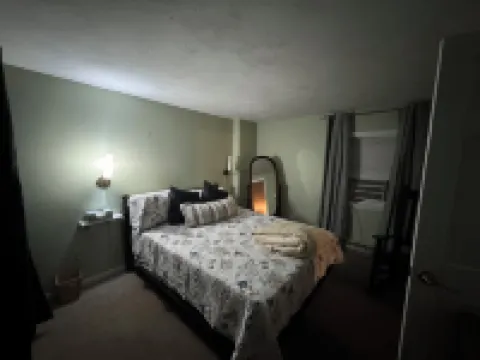 1 bed/ba lakeside cottage, large deck, west side of Seneca Lake. Pet Friendly!