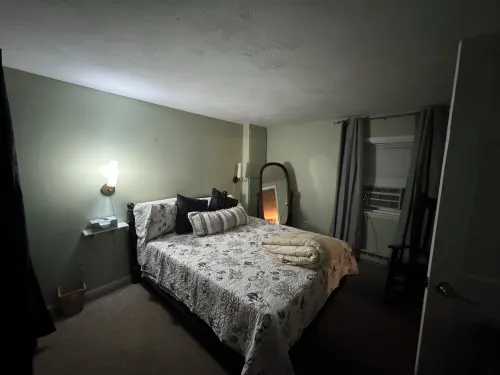 1 bed/ba lakeside cottage, large deck, west side of Seneca Lake. Pet Friendly! Hotels in Benton