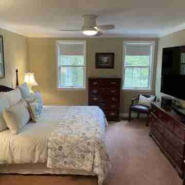 Roomy 2 Bedroom Apt. w/en Suite BA, Private Entry & Parking, Tennis Court Rooms