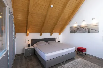 Vacation home directly on the lake, outdoor whirlpool and exclusive 20sqm wellness sauna
