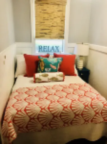 Private Waterfront Family Complex with Dock, Walk to Beach. Angler's Dream. Hotels in 