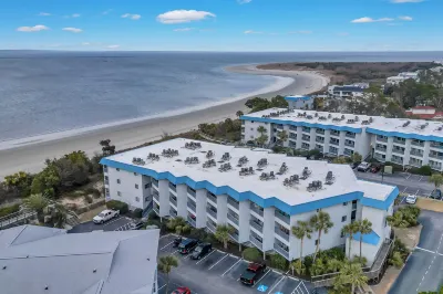 Private Balcony and Pool Access - Charming Ocean-View Getaway Hôtels à proximité de : Cockspur Island Lighthouse