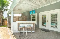 Saltwater Pool, Grill and Wi-Fi - Inviting Coastal Retreat