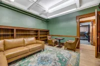 Cozy, Retro Gaming Retreat - WiFi, Central Location