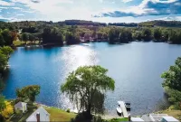 Dock, Kayaks and Stunning Views - Charming Lakeside Escape Hotel a Limerick
