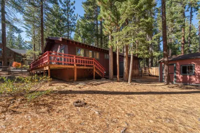 Cozy Cabin with Spacious Wrap-Around Deck - Charming Tranquil Hotels near Tahoe Pines HOA Pier and Beach