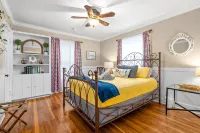 Game Room, Full Kitchen and Entertaining Backyard - Spacious Retreat Hotel di Clarksville