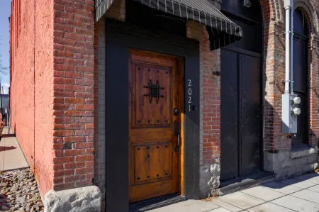 Charming Loft with Modern Kitchen and High Ceilings - Stylish Retreat