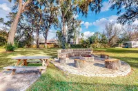 Spacious Retreat with Pool and Treehouse - Inviting Family Haven Hotels in Plant City
