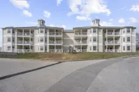 Scenic Lake Access and Resort Amenities - Inviting Cozy Retreat Hotels in Kimberling City