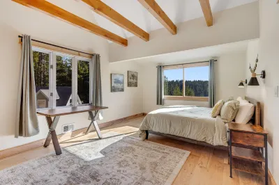 Mendocino Redwood Retreat - Vista House & Sunrise Cottage Hotels near Navarro Point Preserve and Scenic Trail