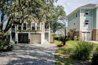 Coastal marsh/water-view townhome with sunroom, AC, & washer/dryer