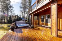 River Access and Private Hot Tub - Stunning Mountain Lodge