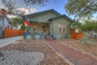 Tolle Haus: W/pool & Firepit-walk to Schlitterbahn, Comal Chutes & Downtown! - 4-Star