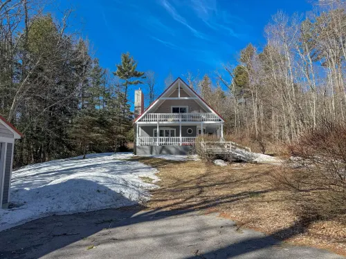 Cozy Gas Fireplace and Relaxing Hot Tub - Serene Retreat