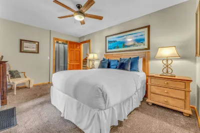 Modern Kitchen and Spacious Deck with Views - Charming Scenic Retreat