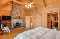 Charming Log Cabin with Deck and Fireplace - Cozy Woodland Retreat Hotel di Burnsville