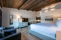 Kitchenette, Smart TV and Luxurious Roll-in Shower - Spacious Accessible Hotels in Terra Alta