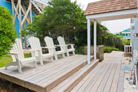 Cozy Duplex with Hammock and Gas Grill - Charming Beach Escape Отели в г. Эмералд Айл