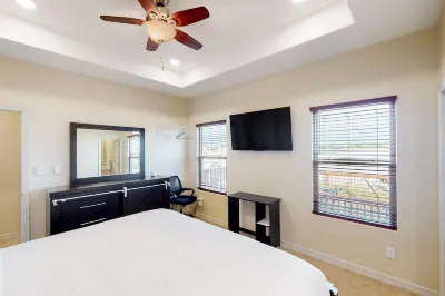 Beautiful waterfront home with central AC, washer/dryer, bay views, & balcony 포트 이사벨 베테랑 공원 주변 호텔