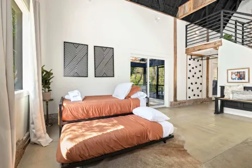 Private Pond and Epic Living Space - Cozy Charming Escape Hotels in Bella Vista