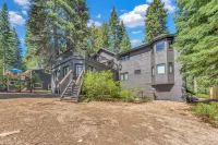 Hot Tub, Arcade Games, and Lake Views - Elegant Mountain Luxury Retreat Hotel in zona Patton Beach