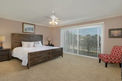 Stylish Layout and Resort Amenities - Spacious Solana Beach Escape Hotels in der Nähe von Fletcher Cove Community Center