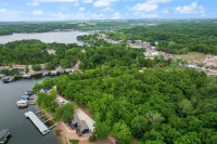 Wave-Free Swimming and Onsite Dock Access - Tranquil Cove Escape Hotel a Lake Ozark