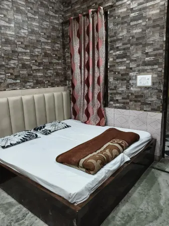 Suryodaya Guest House Отели рядом с достопримечательностью «Шрай Кришна Джанмастан Темпл, Матхура»