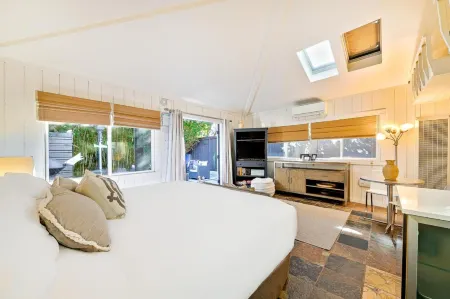 Cozy Cottage with Private Patio and Modern Amenities - Charming Retreat