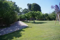 Maisonnette in wooded park pétanque court, children's games BBQ near beaches