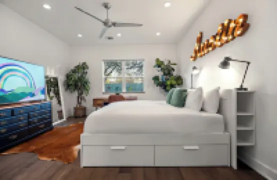 Chic 4Br Austin Retreat w/ Cowboy Pool, Hot Tub & Sauna — Near Downtown