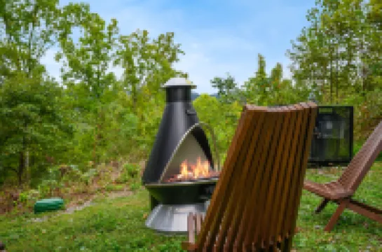 Hot Tub, Gas Grill and Scenic Mountain Views - Idyllic Retreat Hotels in 