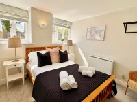 6 Bed, 4 Bath House in the Cotswolds with Wood Fired Hot Tub. Sleeps 11-14 Hotels in Lechlade