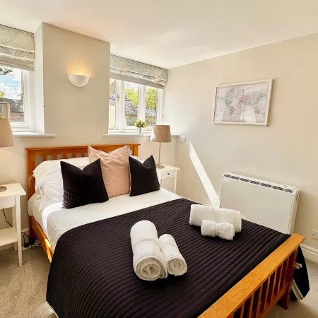 6 Bed, 4 Bath House in the Cotswolds with Wood Fired Hot Tub. Sleeps 11-14